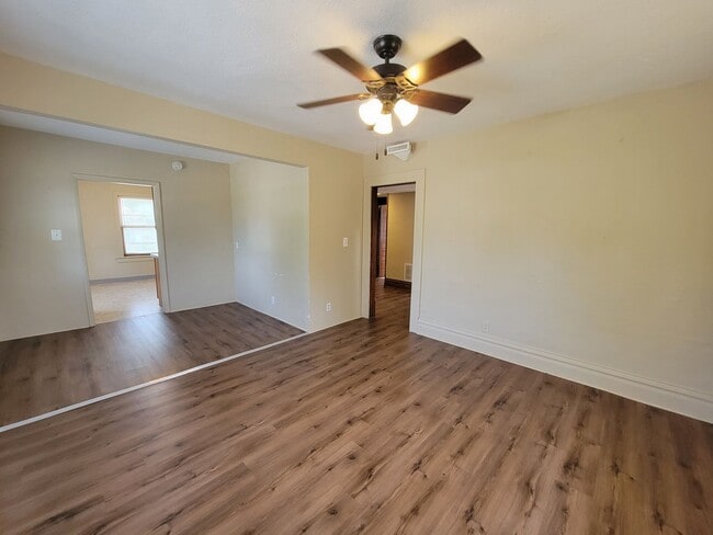 Building Photo - 604 W Seerley Blvd