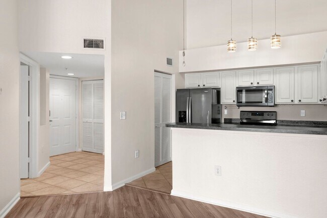 Building Photo - Resort-Style Living in the Heart of Fort Myers