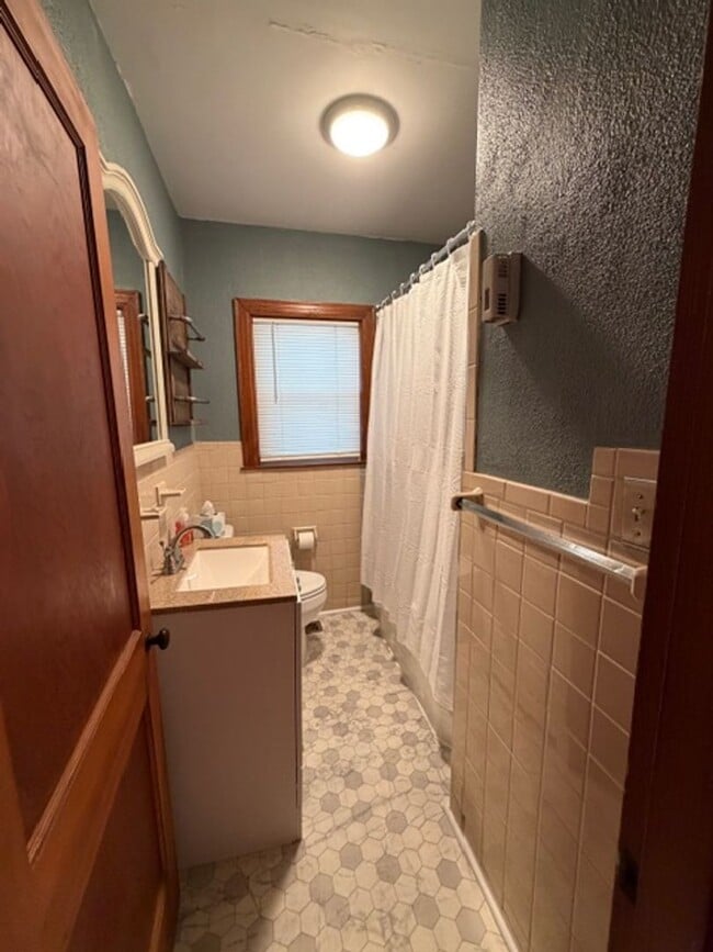 Building Photo - Charming 2 Bedroom 1 Bath house