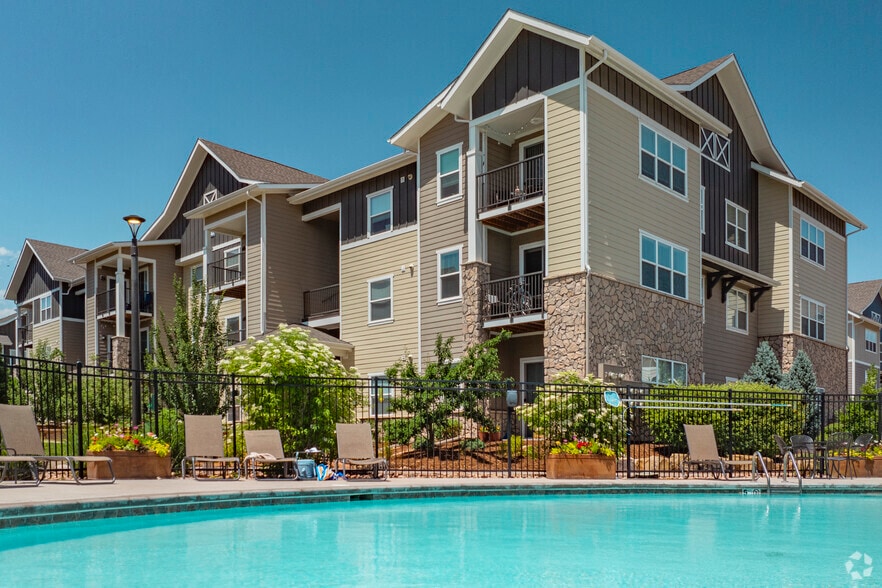 Bucking Horse Apartments - pool - Bucking Horse Apartments