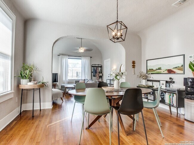 Building Photo - 814 W Gramercy Pl