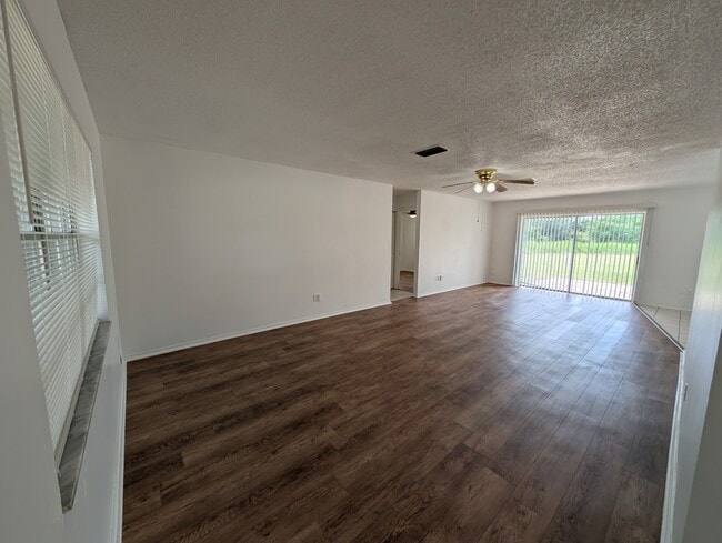 Building Photo - 1101 Lodge Cir