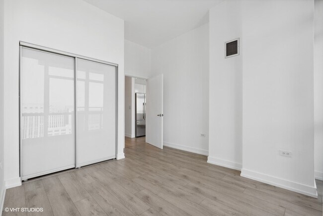 Building Photo - 235 W Van Buren St