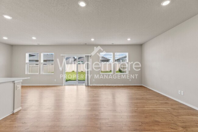 Building Photo - ** MOVE IN SPECIAL ** 1/2 OFF 1ST FULL MON...