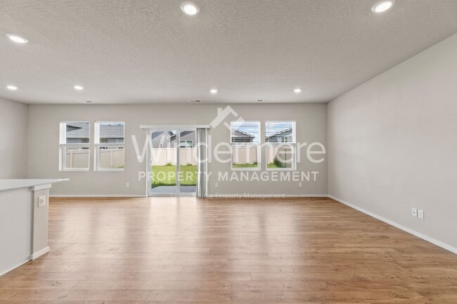 Building Photo - Beautiful New DR Horton 4 Bed 2.5 Bath Hom...