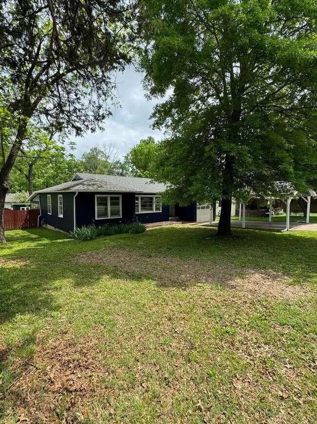 Building Photo - 3 bedroom/2 bath house