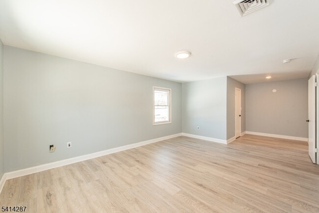 Building Photo - 10 Cardinal Ln