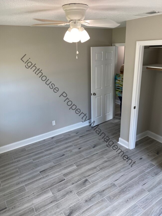 Building Photo - Beautiful 3 Bedroom Home With Fenced Backyard