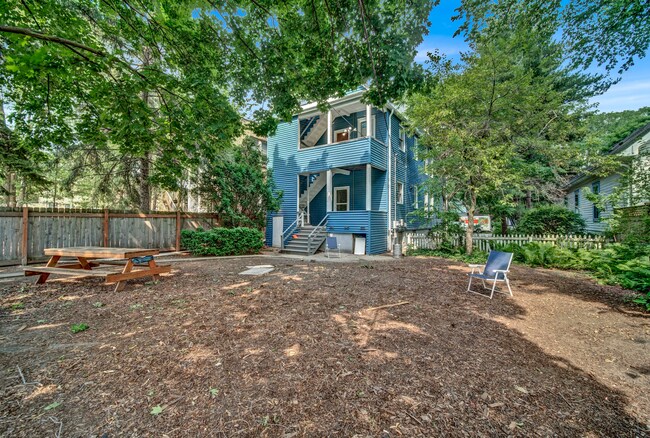 Building Photo - 2142 Maple Ave