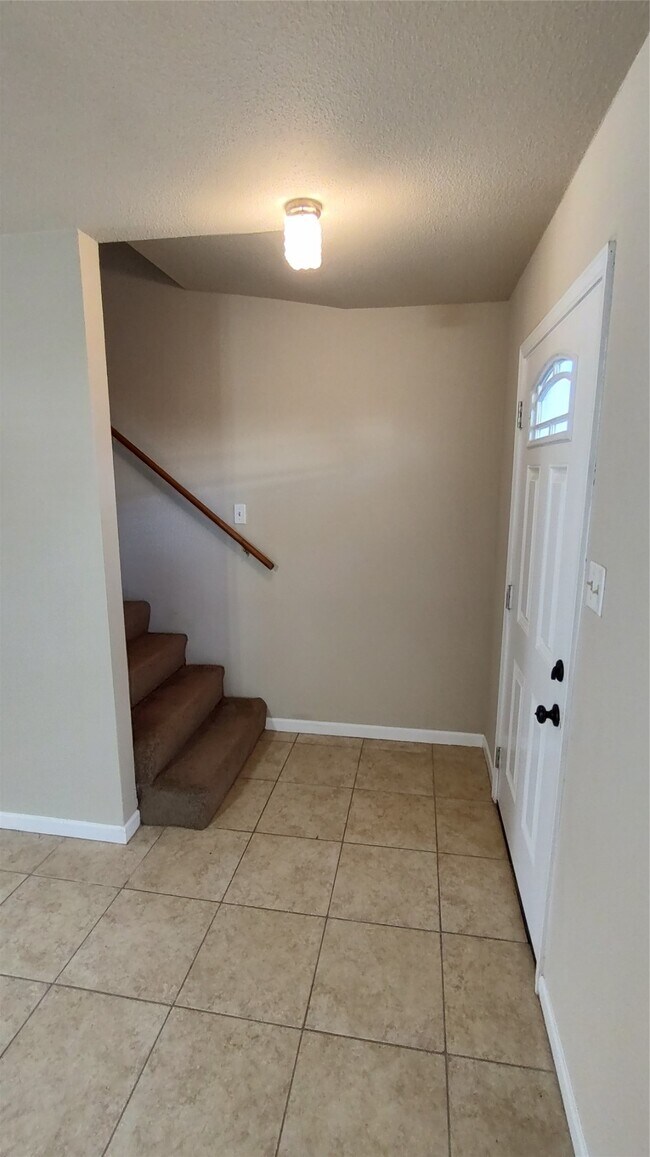 Building Photo - 4513 1/2 Bernardo De Galvez Ave