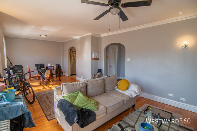 Building Photo - Expansive 1bd/1bth in East Rogers Park!