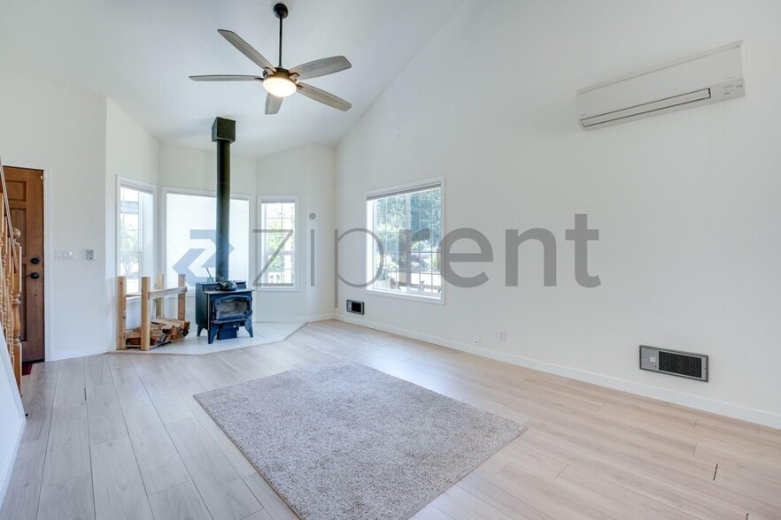 Building Photo - Unit