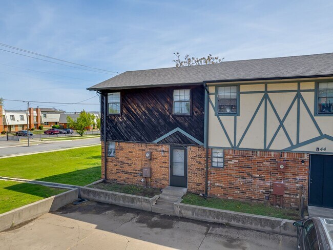 Building Photo - MOVE IN SPECIAL NO DEPOSIT OR APPLICATION ...