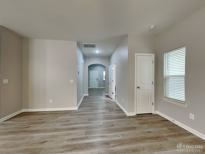 Building Photo - 200 Spring Knoll Dr