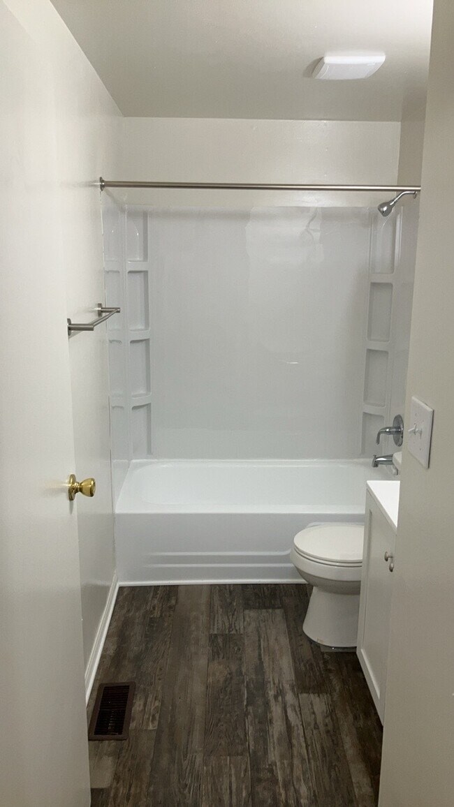 Building Photo - 105 Woodard Dr