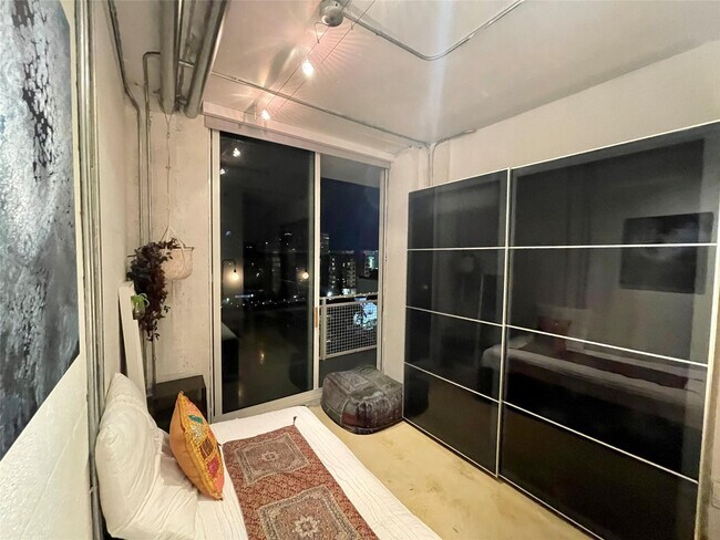 Building Photo - 444 N E St