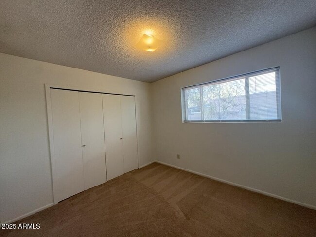 Building Photo - 433 Meadows Dr