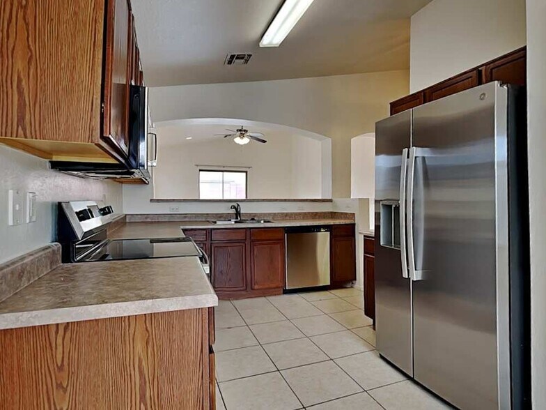 Building Photo - 5903 S 32nd Ln