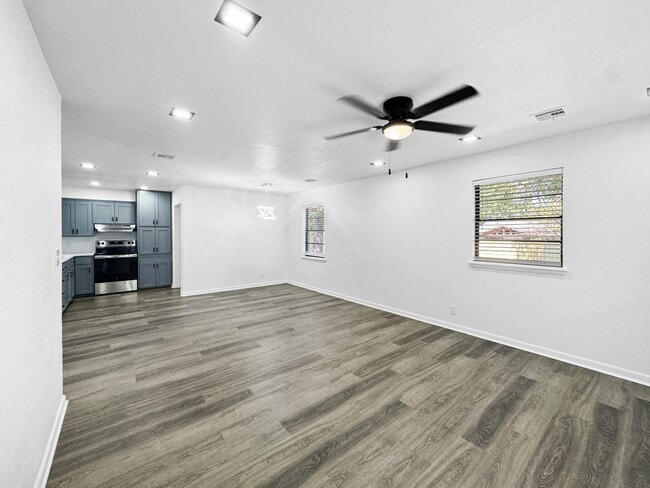 Building Photo - 513 Manor Dr