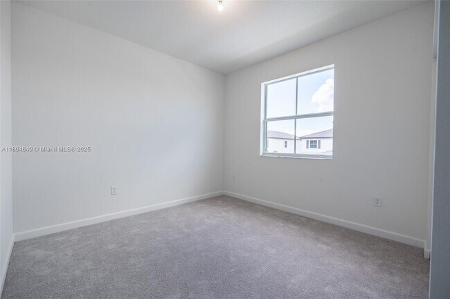 Building Photo - 2637 SE 24th Ct