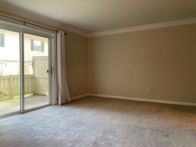 Building Photo - 2575 Olde Hill Ct N
