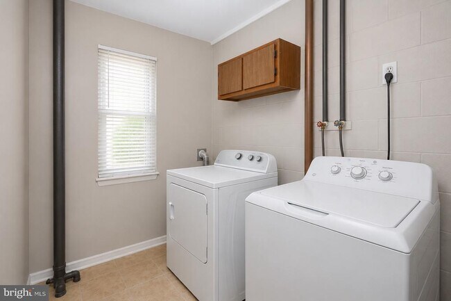 Building Photo - 124 Hamlet Dr
