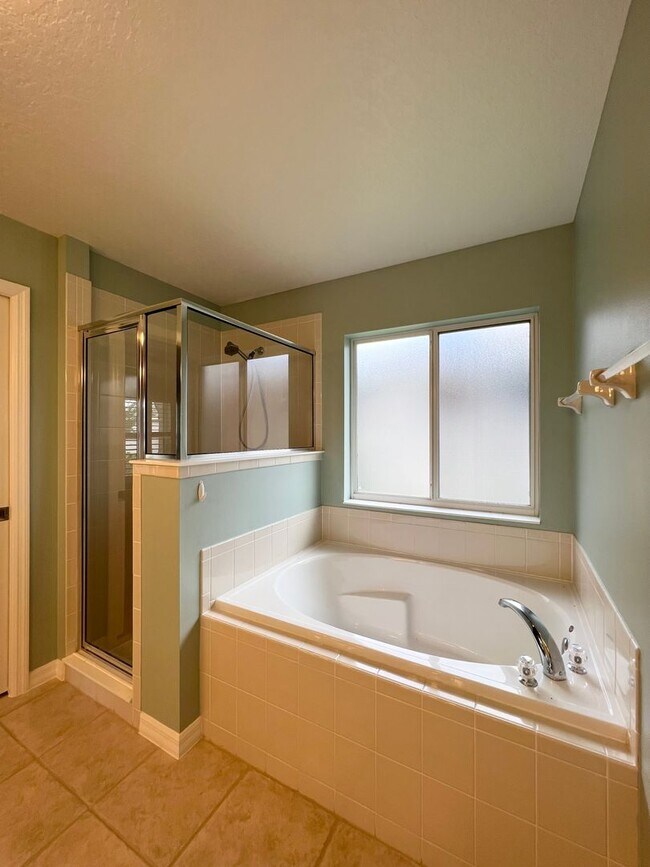 Building Photo - Gorgeous 3 bedroom, two bathroom home in 5...