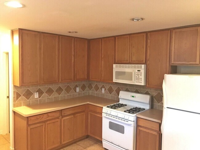 Building Photo - 17406 Hoover Gardens Dr