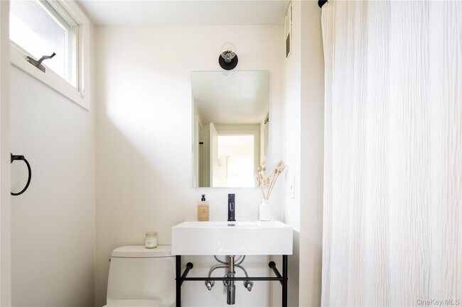 Building Photo - 15 Lake View Ct