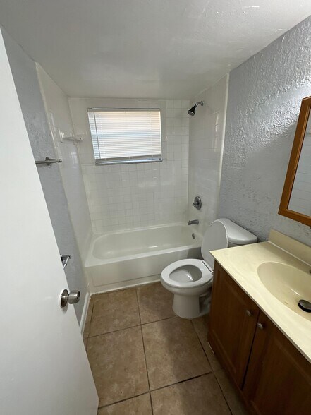 Building Photo - 712 Eaverson St