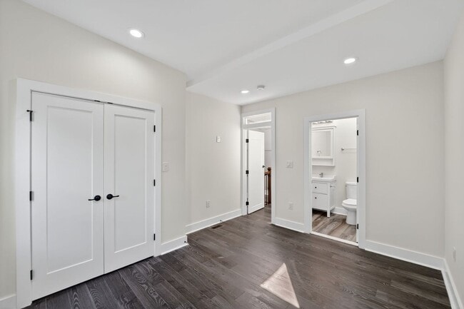 Building Photo - Available Now! 3 Bed 3.5 Bed in Brightwood...