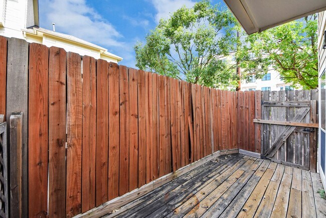 Building Photo - 943 W Heights Hollow Ln
