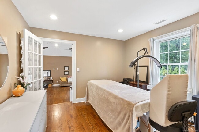 Building Photo - 354 Oaklawn Ave