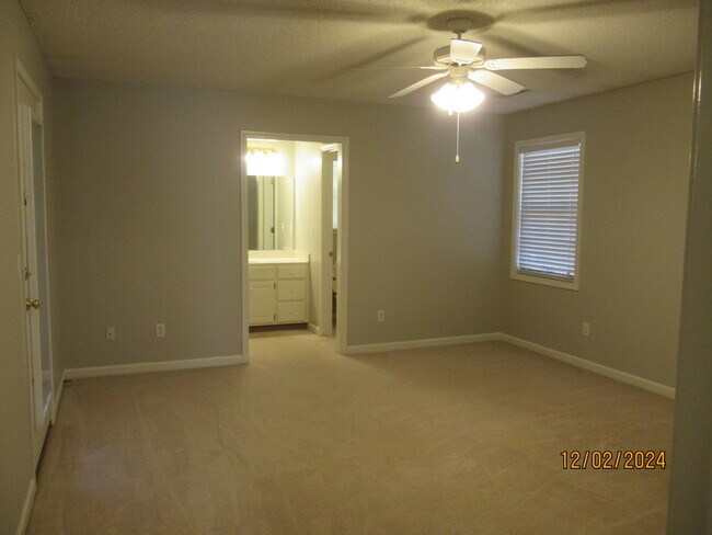 Building Photo - 3840 Oleander Dr