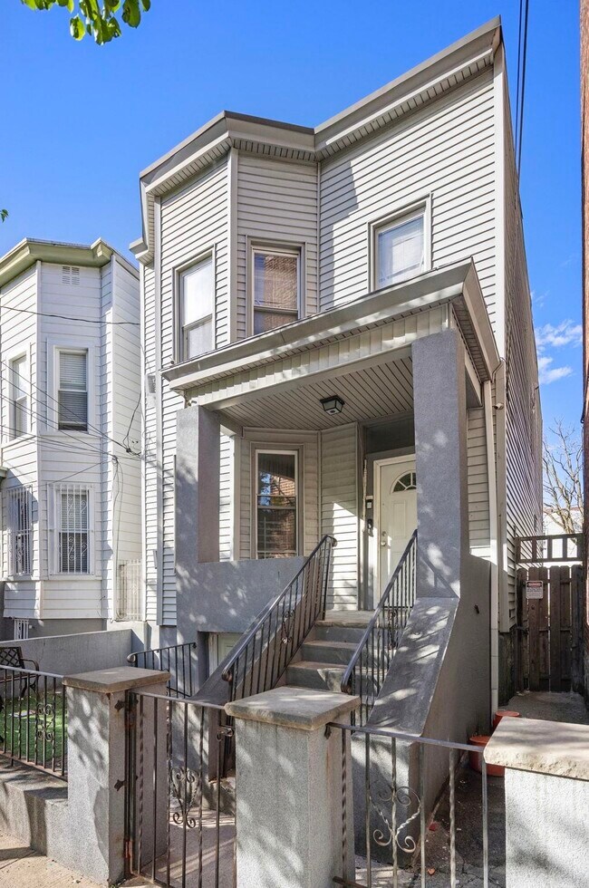 Building Photo - 804 27th St