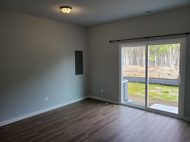 Building Photo - Beautiful end unit - 2 bedroom 2.5 bath townhome - Holly Ridge