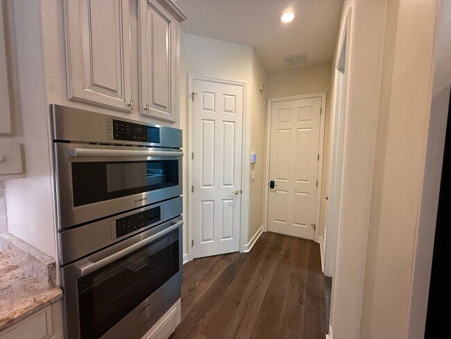 Building Photo - Luxurious 4 Bedroom 3 Bath Lakefront Pool Home W/3-Car Garage