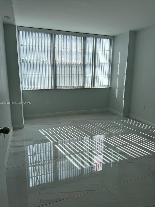 Building Photo - 18051 Biscayne Blvd