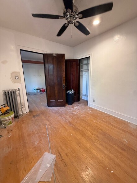 Building Photo - 2300 W Sunnyside Ave