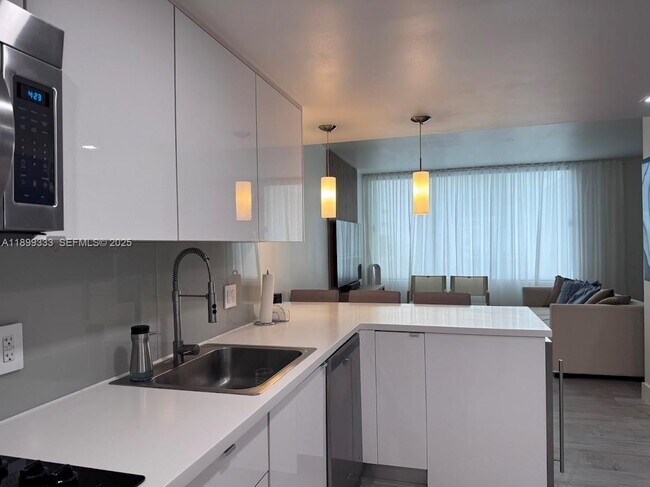 Building Photo - 1000 West Ave