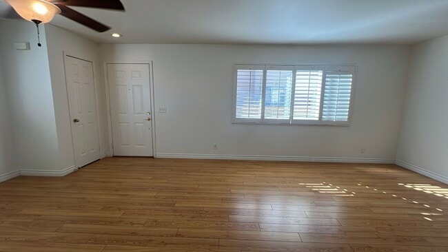 Building Photo - Townhouse in gated community near A.V. Col...