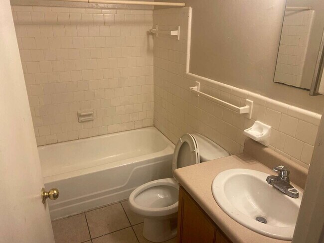 Building Photo - Gorgeous 2 Bedroom 1.5 Bathroom Condo With Stunning Flooring! AMAZING DEAL.