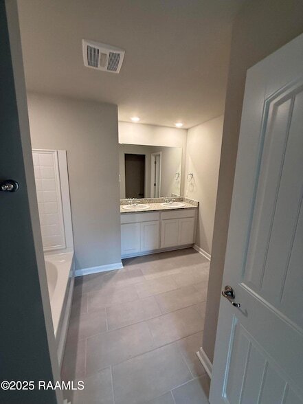 Building Photo - 112 Broussard Hl Dr