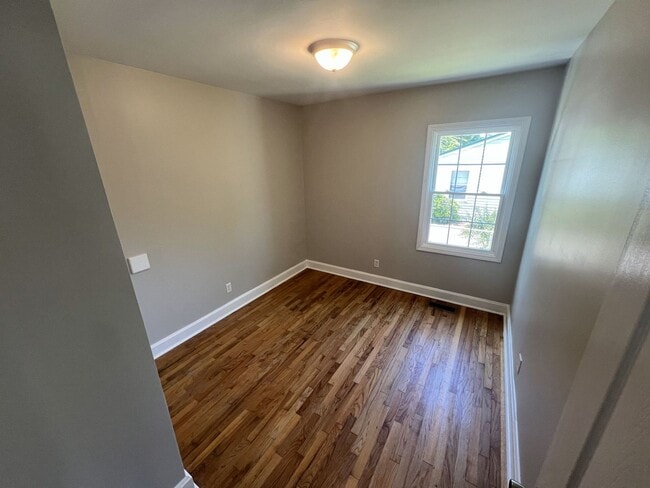 Building Photo - Large 4 Bedroom 2 Bath Home