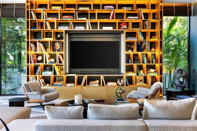 Building Photo - 200 W Rivo Alto Dr