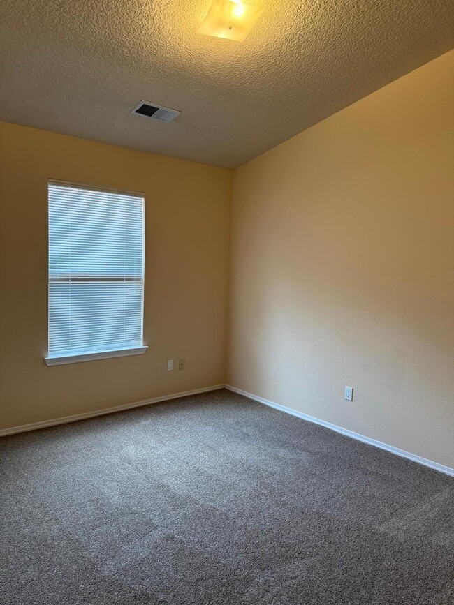 Building Photo - 9909 Geneva Dr NW