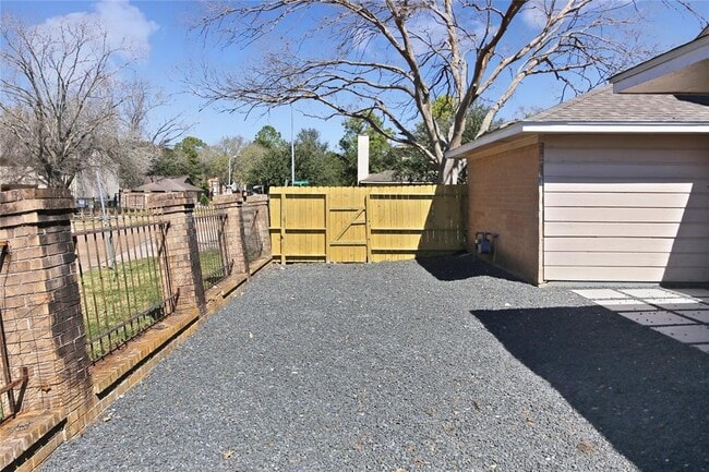 Building Photo - 10839 Sugar Hill Dr