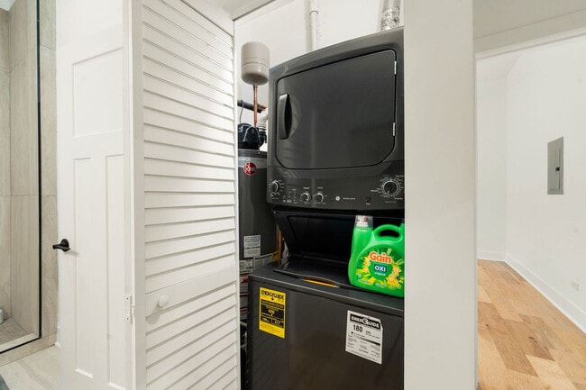 Building Photo - 1941 W Augusta Blvd