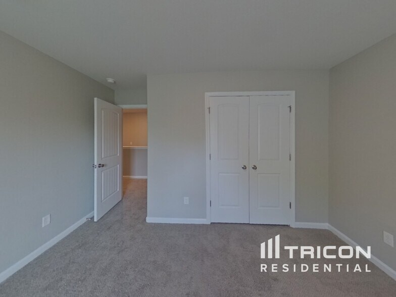 Building Photo - 2124 Southlea Dr