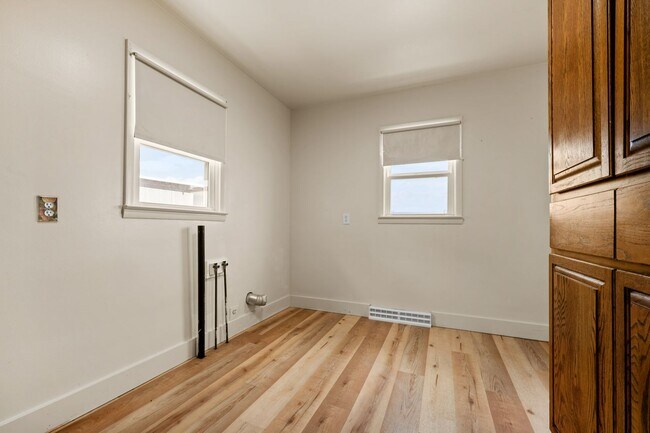 Building Photo - 3 Bedroom 2 Bath Home with Bonus Rooms and Tons of Extra Space